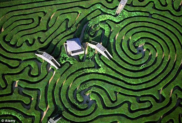 Cheating Hedge Mazes – There’s An App For That, and It’s Google Earth